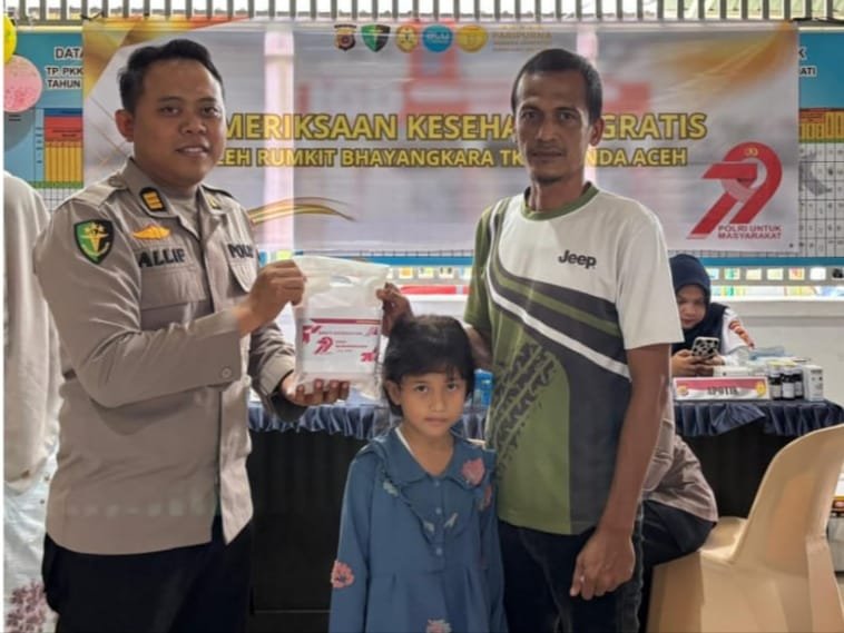 Tim kesehatan RS Bhayangkara Tk III Kota Banda Aceh saat berikan pemeriksaan kesehatan gratis kepada masyarakat di Gampong Merduati, Kecamatan Kutaraja, Banda Aceh, Jumat (13/06/2025). (Foto : Acehnow.com/Farid Ismullah).