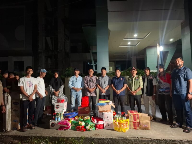 Wakil Bupati Aceh Besar, Drs, Syukri A Jalil, didampingi Kalaksa BPBD Aceh Besar, Ridwan Jamil, Ssos, MSi, dan Kepala Dinas Sosial Aceh Besar, Aulia Rahman, SSTP, MSi, menyerahkan bantuan masa panik untuk korban kebakaran di Gampong Limpok, Kecamatan Darussalam, Kamis (12/6/2025). Foto: Dok. Dinsos Aceh Besar