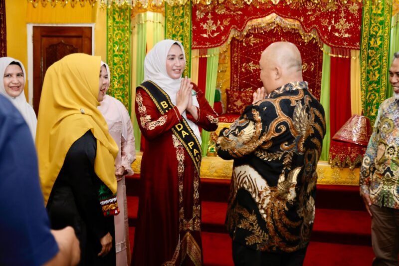 Bunda PAUD Aceh Marlina Usman menerima kunjungan Eko Susanto, Sekretaris Direktorat Jenderal Pendidikan Anak Usia Dini, Pendidikan Dasar, dan Pendidikan Menengah Kemendikdasmen, di Meuligoe Gubernur Aceh, Jumat (13/6/2025). Dalam pertemuan ini, Marlina turut menandatangani deklarasi memperkuat sistem pendidikan nasional. Foto: Dok. Biro Adpim Setda Aceh