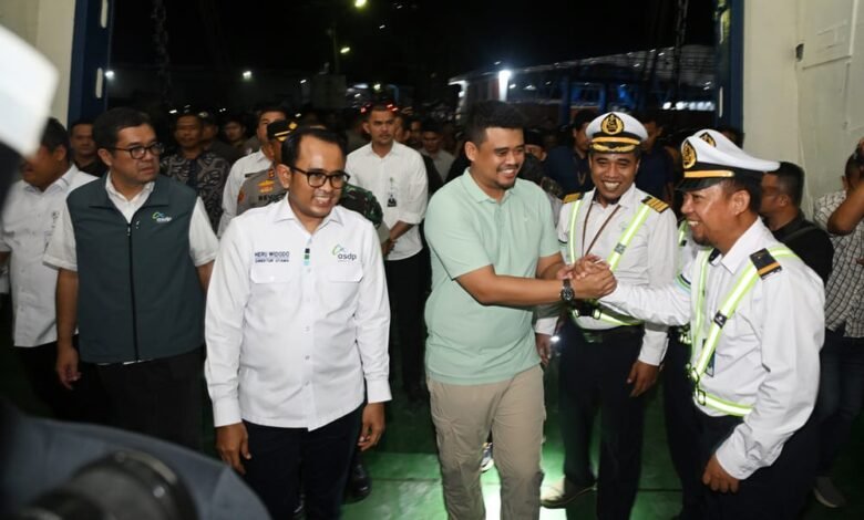 Bobby Nasution melepas Pelayaran Perdana KMP Jatra II, di Pelabuhan Angin Gunungsitoli, Jumat (13/6). FOTO: dok. Diskominfo Provinsi Sumut
