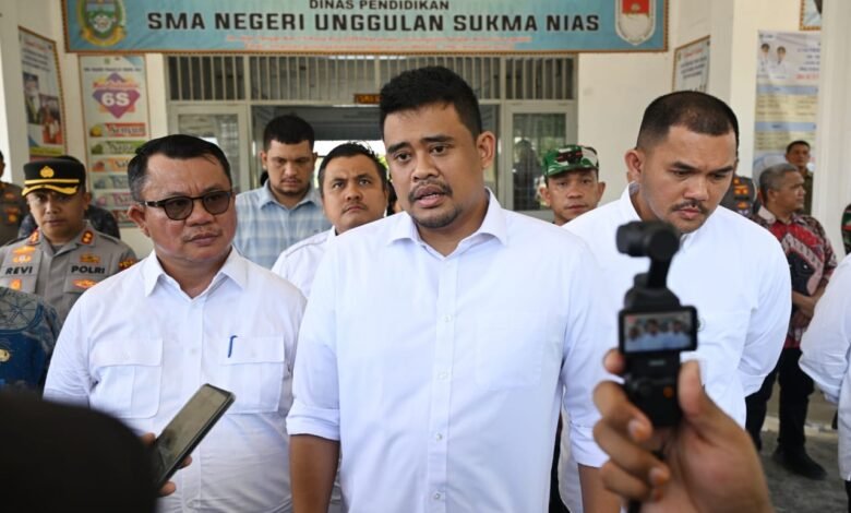 Bobby Nasution bersama awak media usai Penyerahan Aset Lahan SMA Unggulan Sukma dari Pemko Gunungsitoli ke Pemprov Sumut, di Gunungsitoli, Sabtu (14/6). FOTO: dok. Diskominfo Provinsi Sumut