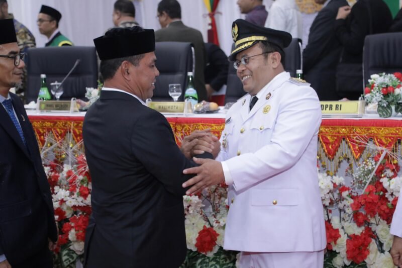 Bupati Aceh Besar, H Syech Muharram Idris memberikan ucapan selamat kepada Wali Kota dan Wakil Wali Kota Sabang Masa Jabatan Tahun 2025-2030, usai dilantik oleh Gubernur Aceh di Gedung DPRK Kota Sabang, Sabang, Sabtu (14/06/2025). Foto: Dok. Prokopim Pemkab Aceh Besar/Acehnow