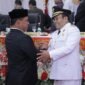 Bupati Aceh Besar, H Syech Muharram Idris memberikan ucapan selamat kepada Wali Kota dan Wakil Wali Kota Sabang Masa Jabatan Tahun 2025-2030, usai dilantik oleh Gubernur Aceh di Gedung DPRK Kota Sabang, Sabang, Sabtu (14/06/2025). Foto: Dok. Prokopim Pemkab Aceh Besar/Acehnow