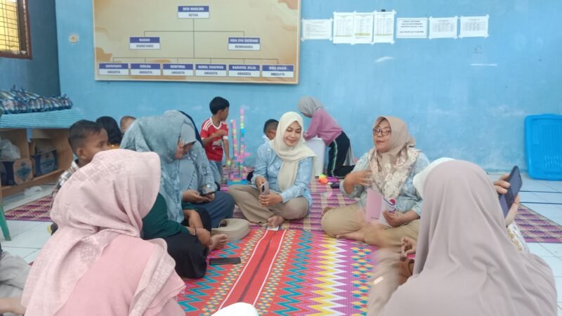T. Muhammad Hijria, seorang filmmaker dan content creator Foto bersama dengan 8 finalis besar Duta Wisata Aceh Besar 2025 di NutriHub Aceh Gampong Peuniti, Kec. Baiturrahman, Kota Banda Aceh, Minggu (15/6/2025). Foto: Dok. MC Aceh Besar