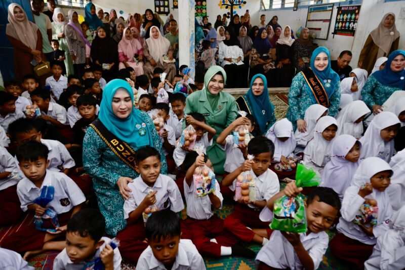 Bunda PAUD Aceh, Marlina Muzakir, didampingi Bunda PAUD Aceh Selatan, Nafisah Mirwan mensosialisasikan pola makan sehat berbasis B2SA, yakni Beragam, Bergizi, Seimbang, dan Aman di SD Negeri 2 Manggamat, Kecamatan Kluet Tengah, Kabupaten Aceh Selatan, Senin (16/6/2025). Foto: Dok. Hidyat. S/Acehnow
