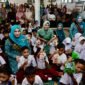 Bunda PAUD Aceh, Marlina Muzakir, didampingi Bunda PAUD Aceh Selatan, Nafisah Mirwan mensosialisasikan pola makan sehat berbasis B2SA, yakni Beragam, Bergizi, Seimbang, dan Aman di SD Negeri 2 Manggamat, Kecamatan Kluet Tengah, Kabupaten Aceh Selatan, Senin (16/6/2025). Foto: Dok. Hidyat. S/Acehnow