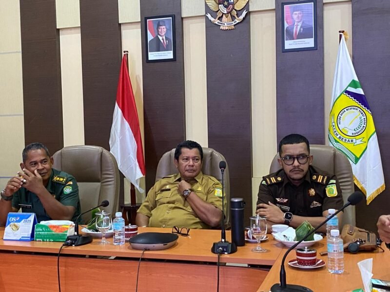 Plt. Sekda Aceh Besar Bahrul Jamil S.Sos M.Si mengikuti Rakor Pengendalian Inflasi Daerah secara virtual dengan Kemendagri di Kantor Bupati Aceh Besar, Kota Jantho, Senin (16/06/2025). Foto: Dok. Prokopim Pemkab Aceh Besar