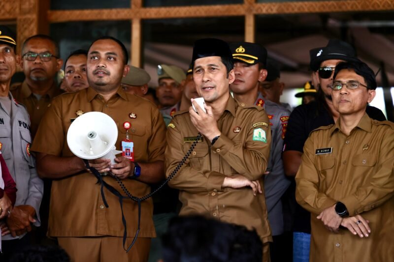 Kepala Biro Pemerintahan Dan Otonomi Daerah, Drs. SYAKIR, M.Si., didampingi Kepala Biro Adpim Setda Aceh, Akkar Arafat S.Stp, M.Si, menerima massa aksi dari Gerakan Aceh Melawan (GAM) yang menuntut dikembalikan 4 pulau ke Aceh serta menolak 4 Batalyon TNI baru di Aceh, di Halaman Kantor Gubernur Aceh, Senin (16/6/2025). Foto: Ist