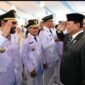 Presiden RI, Prabowo Subianto dan Gubernur Aceh Muzakir Manaf saling beri hormat di Istana Presiden pada acara pelantikan Kepala Daerah di Istana Kepresidenan, Jakarta, Kamis (20/2/2025). Foto: Ist