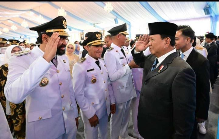 Presiden RI, Prabowo Subianto dan Gubernur Aceh Muzakir Manaf saling beri hormat di Istana Presiden pada acara pelantikan Kepala Daerah di Istana Kepresidenan, Jakarta, Kamis (20/2/2025). Foto: Ist