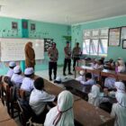 Ditpolairud Polda Aceh Saweu Sikula: Edukasi Pelajar tentang Pentingnya Kebersihan Pantai. Foto: Dok. Bidhumas Polda Aceh