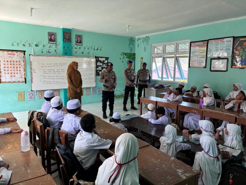 Ditpolairud Polda Aceh Saweu Sikula: Edukasi Pelajar tentang Pentingnya Kebersihan Pantai. Foto: Dok. Bidhumas Polda Aceh