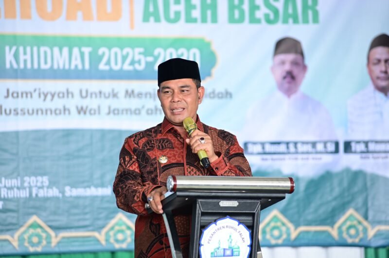 Bupati Aceh Besar H. Muharram Idris memberi sambutan pada pelantikan Muskercab PCNU Aceh Besar masa khidmat 2025–2030 di Pesantren Ruhul Falah, Samahani, Aceh Besar, Kamis (19/6/2025). Foto: Dok. MC Aceh Besar