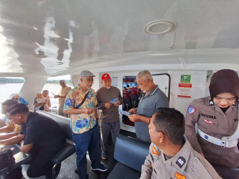 Polisi Sosialisasi Tertib Berlalu Lintas kepada Penumpang Kapal Express Bahari Sabang. Foto: Ist