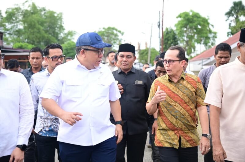 Bupati Aceh Besar H. Muharram Idris dan Wamen Perkim RI, Fahri Hamzah, meninjau progres pembangunan rumah susun santri di Dayah Darul Qur’an Aceh, Gampong Tumbo Baro, Kecamatan Kuta Malaka, Kabupaten Aceh Besar, Rabu (18/6/2025). Foto: Dok. MC Aceh Besar