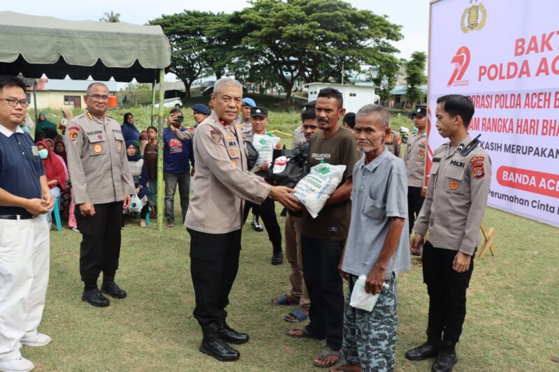 Baksos dan Bakkes Hari Bhayangkara di Komplek Buddha Tzu Chi, Wakapolda Aceh Bagikan 500 Paket Sembako kepada Masyarakat. Foto: Dok. Bidhumas Polda Aceh
