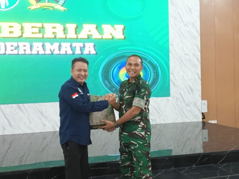 Penyerahan cindera mata secara simbolis usai Komando Daerah Militer Iskandar Muda (Kodam IM) menggelar kegiatan silaturahmi bersama para insan pers di Gedung Iskandar Muda, Banda Aceh, Kamis (19/6/2025). Foto: Dok. Misriani/Acehnow