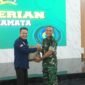 Penyerahan cindera mata secara simbolis usai Komando Daerah Militer Iskandar Muda (Kodam IM) menggelar kegiatan silaturahmi bersama para insan pers di Gedung Iskandar Muda, Banda Aceh, Kamis (19/6/2025). Foto: Dok. Misriani/Acehnow