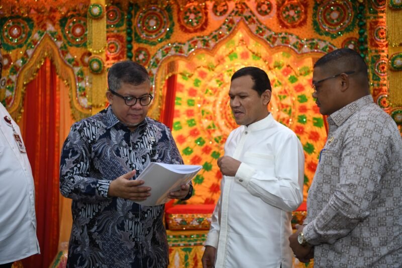 Wakil Gubernur Aceh, Fadhlullah SE menyerahkan Permohonan Pembangunan Rumah Bagi Para Kombatan GAM dari Pemerintah Aceh ke Kementrian Perumahan dan Kawasan Permukiman RI, di Aula Rumah Dinas Wakil Gubernur Aceh, Jum’at, (20/06/2025). Foto: Ist