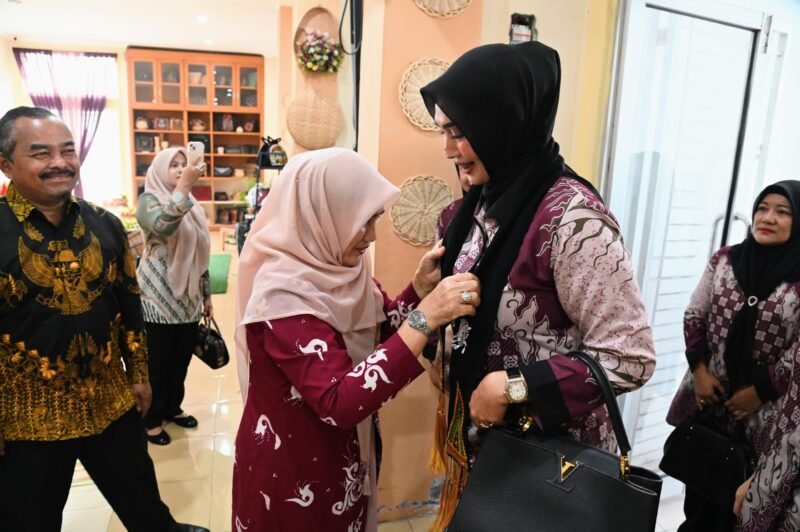 Wakil Ketua Dekranasda Aceh Besar, Hj. Nurul Fazli, S.Ag mengalungkan sal kepada Ketua IAD Kejati Aceh Ny. Juraida Yudi Triadi saat tiba di Gedung Dekranasda, Gamping Gani, Kecamatan Ingin Jaya, Aceh Besar, Jumat (20/06/2025). Foto: Ist