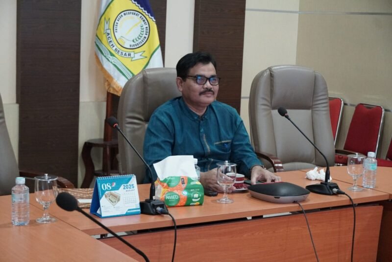 Kepala Dinas Pertanian Kabupaten Aceh Besar Jakfar SP M.Si mengikuti Rapat Koordinasi dengan Kementerian Pertanian RI secara virtual di ruang rapat kantor Bupati Aceh Besar, Kota Jantho, Jumat (20/06/2025). Foto: Dok. MC Aceh Besar