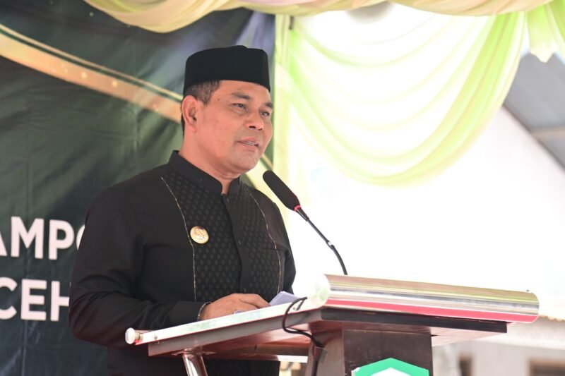 Bupati Aceh Besar H Muharram Idris (Syech Muharram) menyampaikan sambutannya pada penyambutan tim penilai lomba gampong di Beuradeun, Kecamatan Peukan Bada, Kabupaten Aceh Besar, Jumat (20/6/2025) pagi. Foto: Dok. MC Aceh Besar