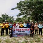 Sambut Hari Bhayangkara, Polda Aceh Gelar Aksi Bersih Pantai di Ulee Lheue. Foto: Ist
