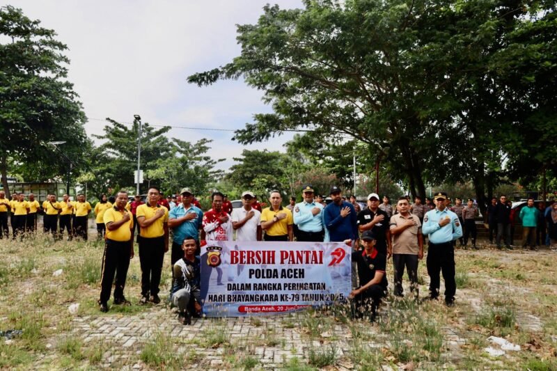 Sambut Hari Bhayangkara, Polda Aceh Gelar Aksi Bersih Pantai di Ulee Lheue. Foto: Ist