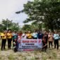 Sambut Hari Bhayangkara, Polda Aceh Gelar Aksi Bersih Pantai di Ulee Lheue. Foto: Ist