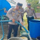 Momen Hari Bhayangkara, Polres Aceh Utara Salurkan Air Bersih Gratis untuk Warga Pesisir. Foto: Ist