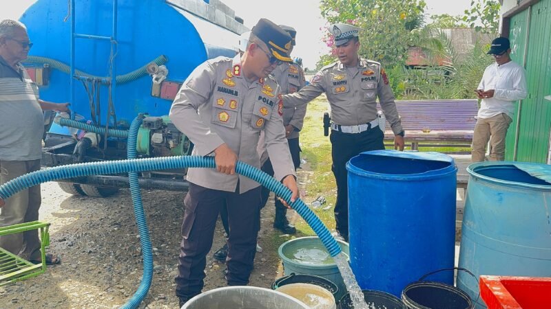 Momen Hari Bhayangkara, Polres Aceh Utara Salurkan Air Bersih Gratis untuk Warga Pesisir. Foto: Ist