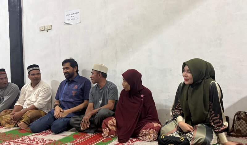 Mualem Takziah ke Rumah Duka Alm. Tgk H.Nuruddin Bin Tgk H.Hasan (Ayah Haji Keutapang-Nisam). Foto: Ist
