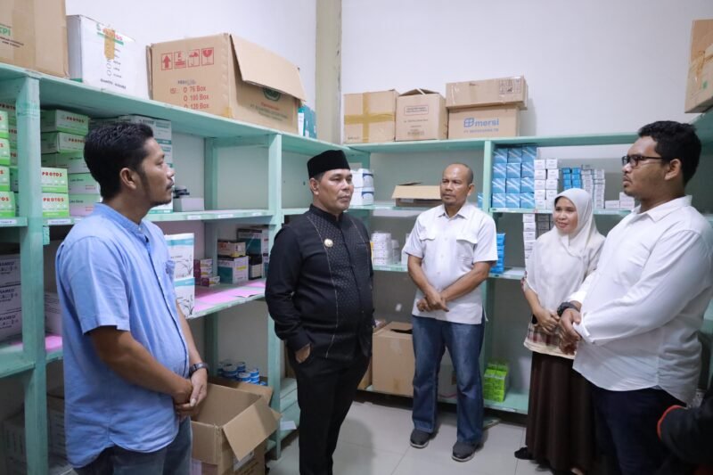 Bupati Aceh Besar H Muharram Idris berdialog dengan pegawai Puskesmas Lhoong, Jumat (20/06/2025). Foto: Ist