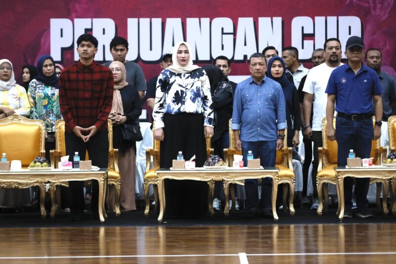 Kadispora Aceh T. Mirzuan bersama Ketua Dekranasda Aceh Marlina Muzakir menghadiri pembukaan turnamen bola basket Perjuangan Cup Jilid 2 pada Sabtu, 21 Juni 2025 di Hall Serbaguna Stadion Harapan Bangsa, Banda Aceh. Foto: Dok. Biro Adpim Setda Aceh