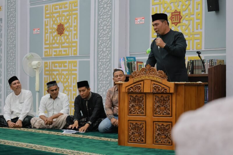 Bupati Aceh Besar H. Muharram Idris memberi sambutan pada pelantikan Pengurus BKM dan Imum Chiek Masjid Al Hijrah periode 2025–2030 di Komplek Perumahan PNS Pemerintah Aceh, Kutaraja Biluy Resort, Gampong Payaroh, Kecamatan Darul Imarah, Aceh Besar, Sabtu (21/6/2025). Foto: Dok. MC Aceh Besar