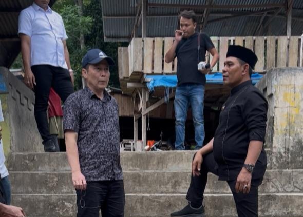 Bupati Aceh Besar H. Muharram Idris didampingi Kadis PUPR Aceh Besar Ir. Syahrial Amnullah, ST meninjau langsung lokasi pembangunan Intake SPAM Regional I Aceh Besar-Banda Aceh di Krueng Breayeun, kecamatan Leupung, Aceh Besar, Sabtu (21/06/2025). Foto: Dok. MC Aceh Besar