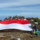 Tim Ekspedisi Hari Bhayangkara Bentangkan Bendera Merah Putih di Puncak Gunung Leuser. Foto: Dok. Bidhumas Polda Aceh