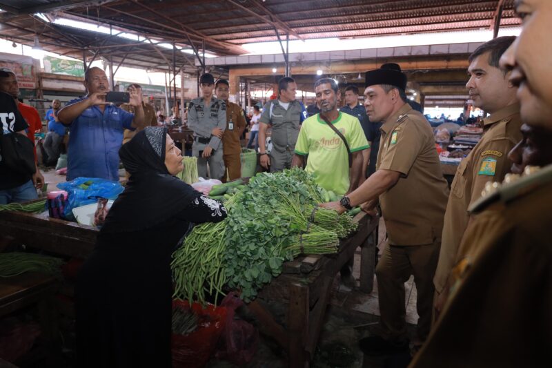 Bupati Aceh Besar, H. Syech Muharram Idris, berdiskusi dengan pedagang di Pasar Induk Lambaro pada Senin (23/06/2025). Foto: Dok.  Prokopim Pemkab Aceh Besar