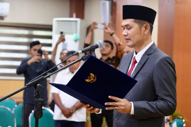 Plt. Sekda Lantik Anggota Komisi Informasi Aceh. Foto: Dok. Biro Adpim Setda Aceh