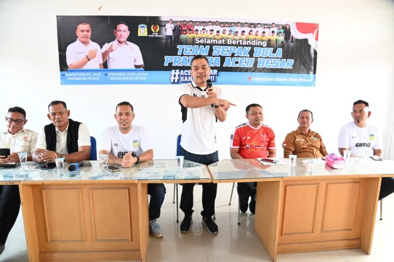 Ketua DPRK Aceh Besar Abdul Muchti, Amd, menyampaikan sambutan dan sekaligus melepas keberangkatan Tim sepakbola Pra PORA Aceh Besar, menuju Bireuen untuk mengikuti babak penyisihan Group C, di Aula KONI Aceh Besar, Lambaro, Kecamatan Ingin Jaya, Kabupaten Aceh Besar, Jumat (27/6/2026). Foto: Dok. MC Aceh Besar