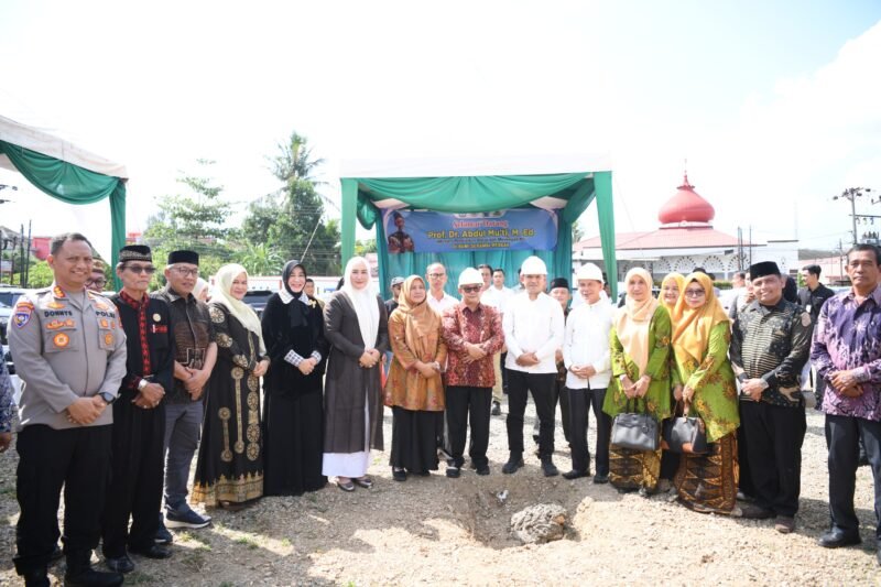 Wakil Gubernur Aceh, H. Fadhlullah, SE, bersama Menteri Pendidikan Dasar dan Menengah Republik Indonesia, Prof. Abdul Mu’ti, secara resmi meletakkan batu pertama pembangunan SMK Muhammadiyah Banda Aceh, Jumat (27/6/2026) sore. Acara berlangsung di lokasi pembangunan sekolah di Banda Aceh dan turut dihadiri oleh Ketua Tim Penggerak PKK Aceh, Marlina Muzakir, Staf Ahli PKK Hj. Mukarramah, serta Wali Kota Banda Aceh, Illiza Sa’aduddin Djamal. Foto: Dok. Biro Adpim Setda Aceh
