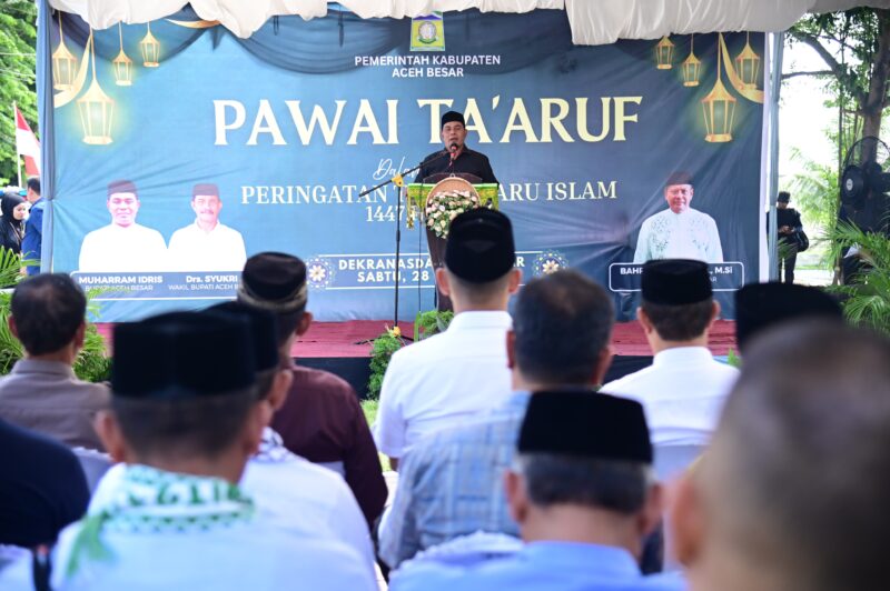 Bupati Aceh Besar, H. Muharram Idris memberikan sambutan dan sekaligus membuka Pawai Ta'aruf Peringatan Tahun Baru Islam 1447 H di halaman Gedung Dekranasda Aceh Besar, Sabtu (28/6/2025). Foto: Dok. Prokopim Aceh Besar