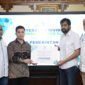 Gubernur Aceh, Muzakir Manaf, menerima dividen PT. Pembangunan Aceh tahun Buku 2024, di serahkan oleh Direktur Utama PT. Pembangunan Aceh (PEMA) Mawardi Nur di ruang kerja Gubernur Aceh,  Senin, (30/06/2025). Foto: Dok. Biro Adpim Setda Aceh