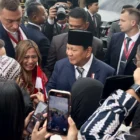 Presiden Prabowo Subianto berinteraksi menyapa dan berbincang-bincang dengan sejumlah diaspora dan mahasiswa Indonesia yang menyambut kedatangan Presiden RI di Kota St. Petersburg, Rusia, Rabu (18/6/2025). dok. ANTARA/Genta Tenri Mawangi.