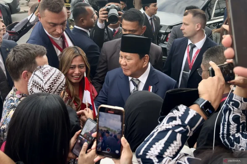 Presiden Prabowo Subianto berinteraksi menyapa dan berbincang-bincang dengan sejumlah diaspora dan mahasiswa Indonesia yang menyambut kedatangan Presiden RI di Kota St. Petersburg, Rusia, Rabu (18/6/2025). dok. ANTARA/Genta Tenri Mawangi.