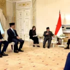 Presiden RI Prabowo Subianto dan Presiden Rusia Vladimir Putin bertemu empat mata (tete-a-tete) didampingi oleh Menteri Luar Negeri RI Sugiono dan Sekretaris Kabinet Teddy Indra Wijaya dalam rangkaian kunjungan Presiden RI di Istana Konstantine Novsky, St. Petersburg, Rusia, Kamis (19/6/2025). dok. ANTARA/Genta Tenri Mawangi