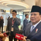 Presiden Prabowo Subianto menjawab pertanyaan wartawan saat ditemui pada sela-sela kegiatannya di St. Petersburg, Rusia, Jumat (20/6/2025). dok. ANTARA/Genta Tenri Mawangi.