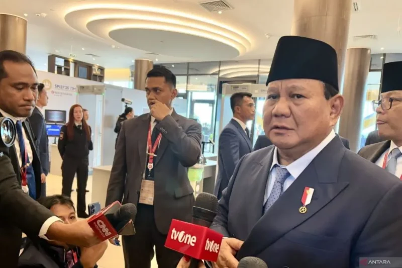 Presiden Prabowo Subianto menjawab pertanyaan wartawan saat ditemui pada sela-sela kegiatannya di St. Petersburg, Rusia, Jumat (20/6/2025). dok. ANTARA/Genta Tenri Mawangi.