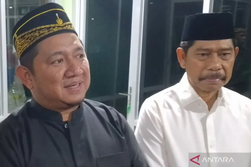 Wakil Bupati Penajam Paser Utara, Kalimantan Timur Abdul Waris Muin (kanan) bersama Bupati Mudyat Noor. ANTARA/Nyaman Bagus Purwaniawan.