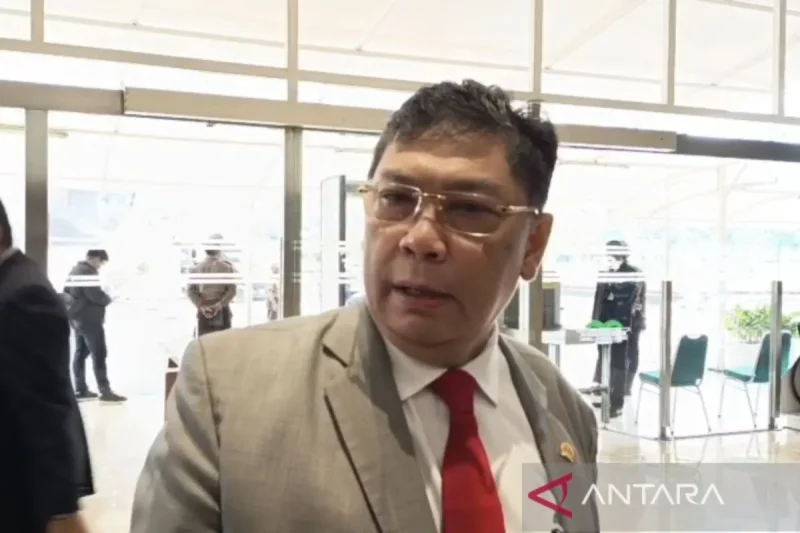 Ketua Komisi I DPR RI Utut Adianto di kompleks parlemen, Jakarta, Rabu (14/5/2025). (ANTARA/Bagus Ahmad Rizaldi)
